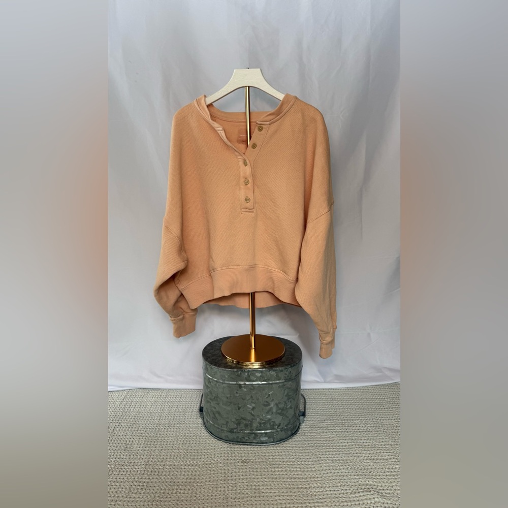 American Eagle Henley Pullover in color peach